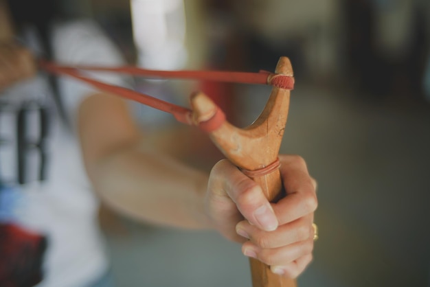 Foto close-up van een hand die ijs vasthoudt