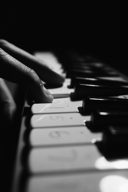Close-up van een hand die piano speelt