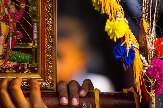 Foto close-up van een hand die religieuze uitrusting vasthoudt