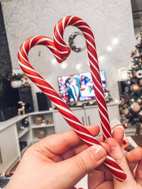 Foto close-up van een hand met rode vlaggen tegen een wazige achtergrond