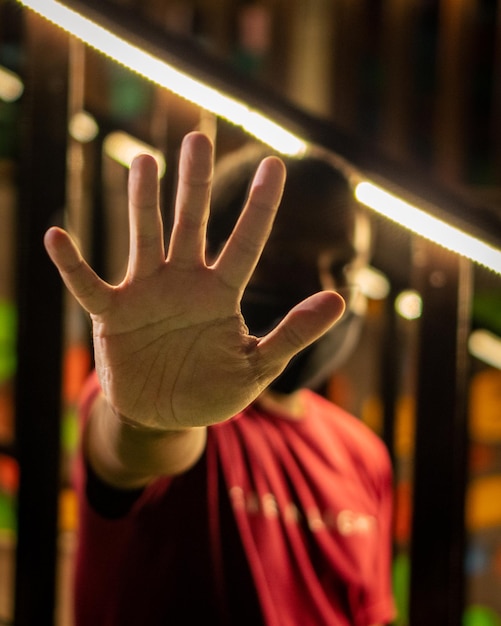 Foto close-up van een hand op een verlicht podium