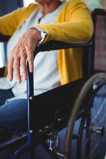 Foto close-up van een hand van een senior vrouw