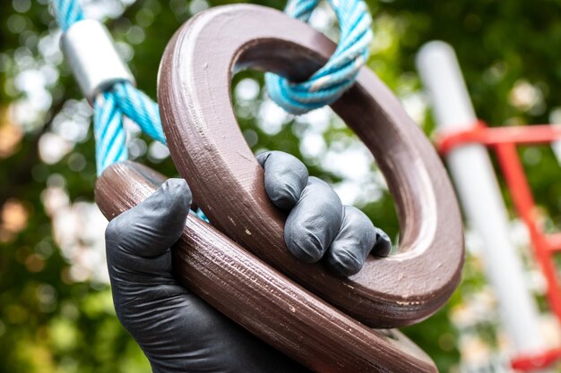 Foto close-up van een handhoudende sculptuur