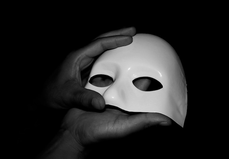 Foto close-up van een handmasker tegen een zwarte achtergrond