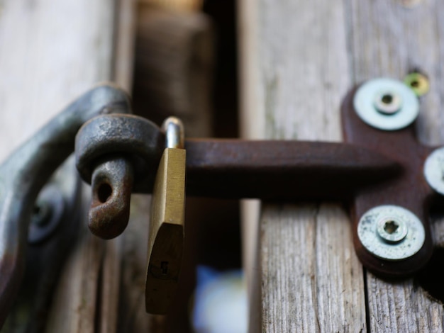 Foto close-up van een hangslot op een metalen deur