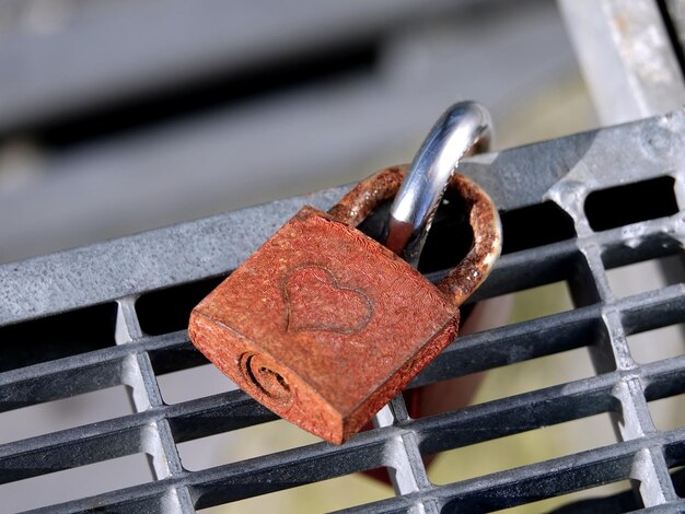 Foto close-up van een hangslot op een metalen reling