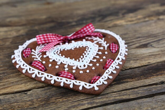 Foto close-up van een hartvormig koekje op tafel