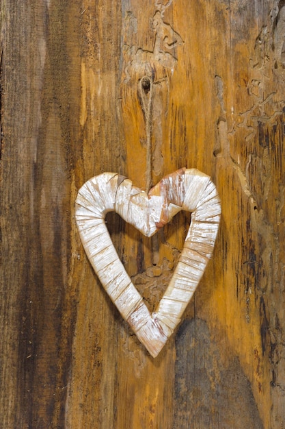 Foto close-up van een hartvormige houten muur