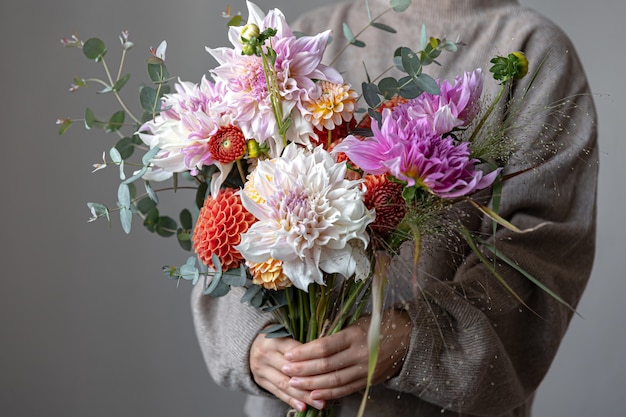 Close-up van een helder feestelijk boeket met chrysanten in vrouwelijke handen