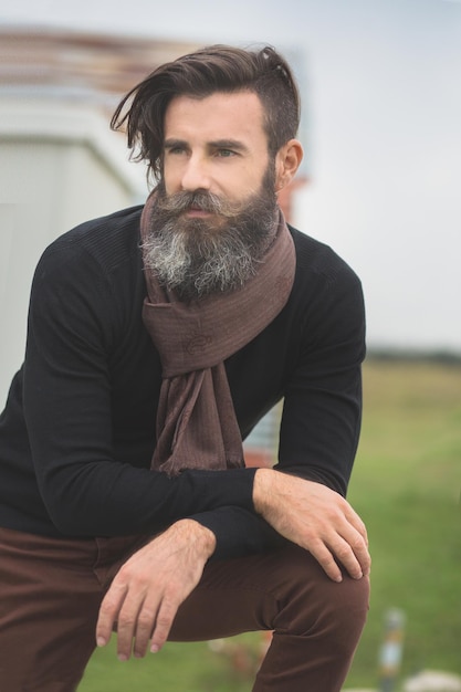 Foto close-up van een hipster op het veld tegen de lucht