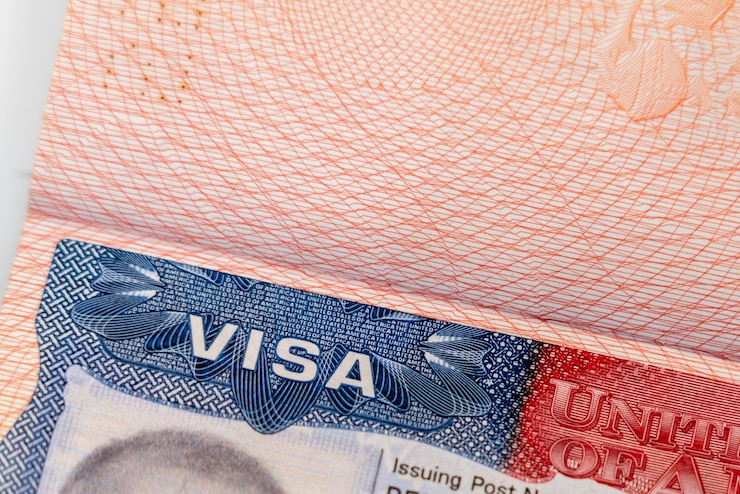 Foto close-up van een hoek met een amerikaanse visumstempel met een karakteristieke blauwe kleur