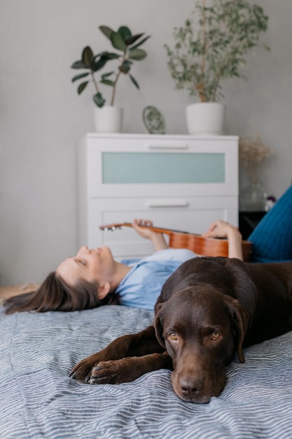 Close-up van een hond die thuis op bed ontspant