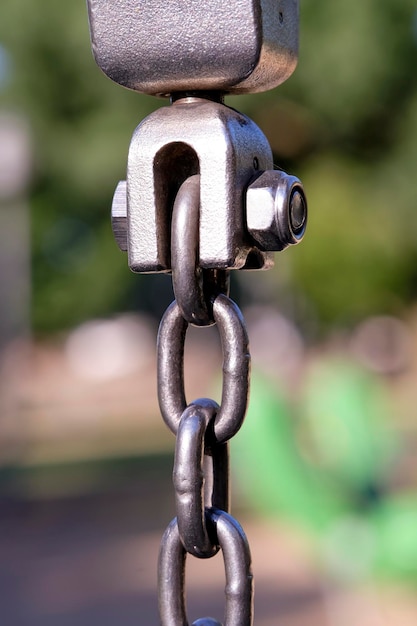 Foto close-up van een hoop vuile metalen kettingen voor industrieel en achtergrondgebruik geen mensen