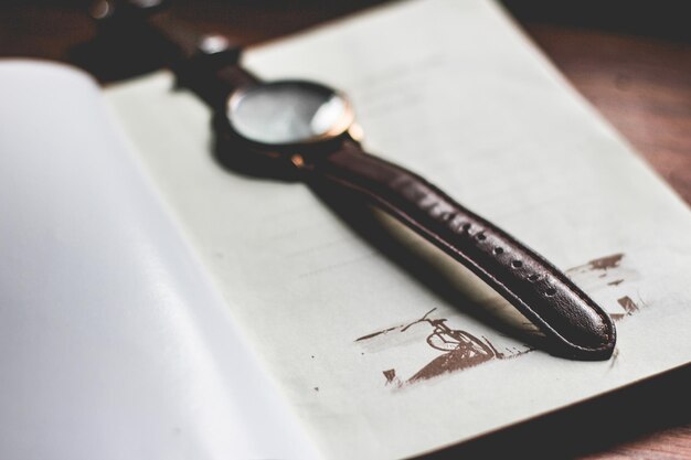 Foto close-up van een horloge op een boek