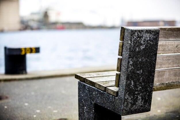 Close-up van een houten bankje op het strand