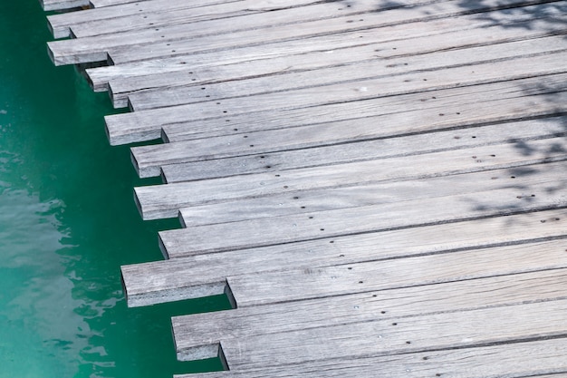 Close-up van een houten brug over de zee