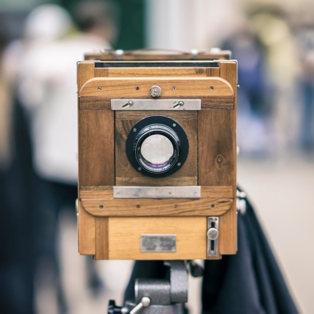 Foto close-up van een houten camera op een statief