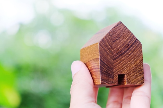 Close-up van een houten huis in de vorm van een hand