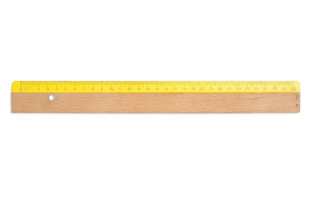 Foto close-up van een houten liniaal tegen een witte achtergrond