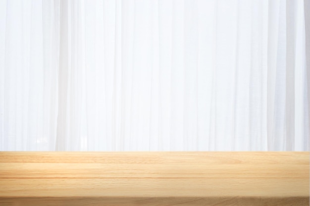 Close-up van een houten tafel tegen de muur