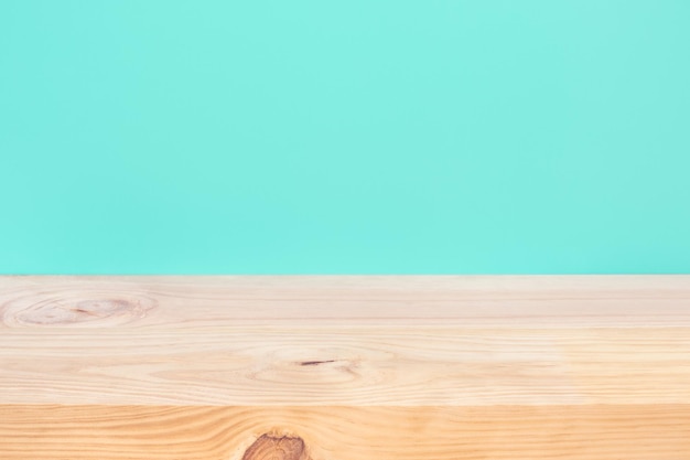 Close-up van een houten tafel tegen een blauwe achtergrond