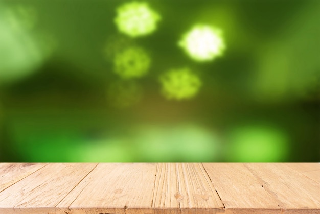 Close-up van een houten tafel tegen planten