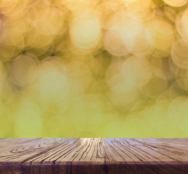 Close-up van een houten tafel tegen verlichte lichten