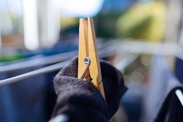 Foto close-up van een houten waspeld op een waslijn