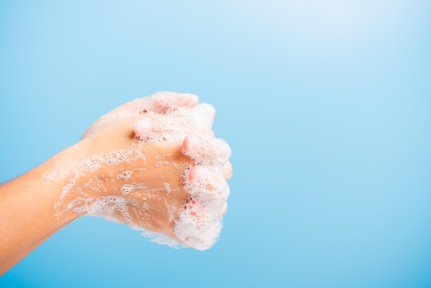 Close-up van een ijsje in de hand tegen een blauwe achtergrond