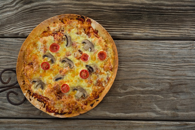 Close-up van een Italiaanse pizza op een plank