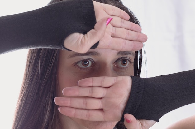 Foto close-up van een jonge man die zijn gezicht met zijn handen bedekt