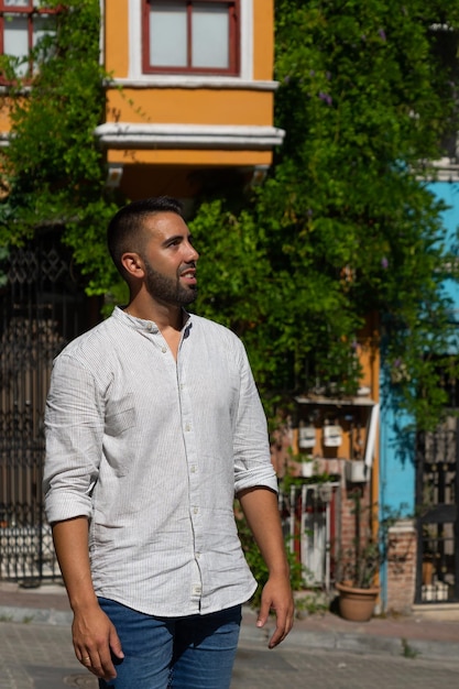 Close-up van een jonge man in een straat in Istanbul met kleurrijke gebouwen