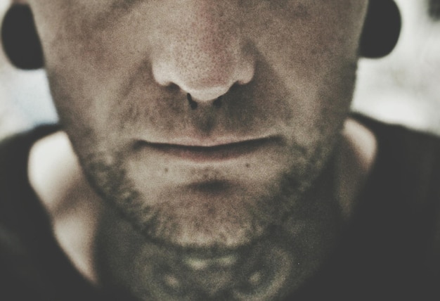 Foto close-up van een jonge man met een septum piercing