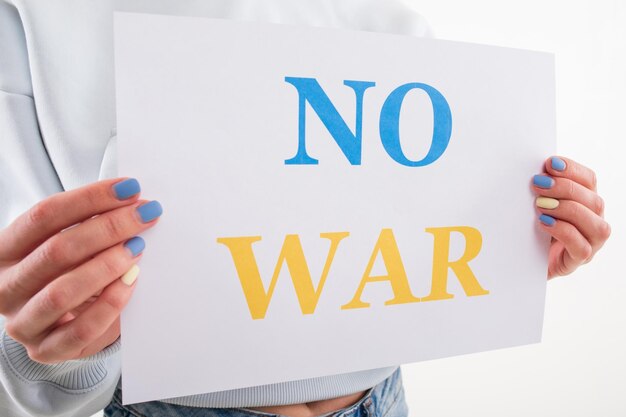 Close-up van een jonge vrouw die een no-war-poster vasthoudt