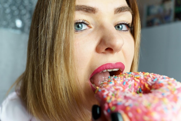 Foto close-up van een jonge vrouw die eten eet