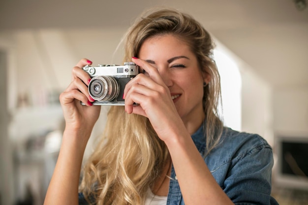 Close-up van een jonge vrouw die fotografeert