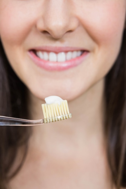 Close-up van een jonge vrouw die haar tanden poetst