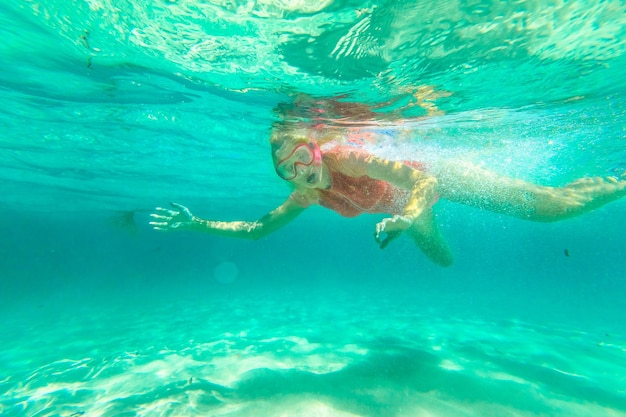 Close-up van een jonge vrouw die in de zee zwemt
