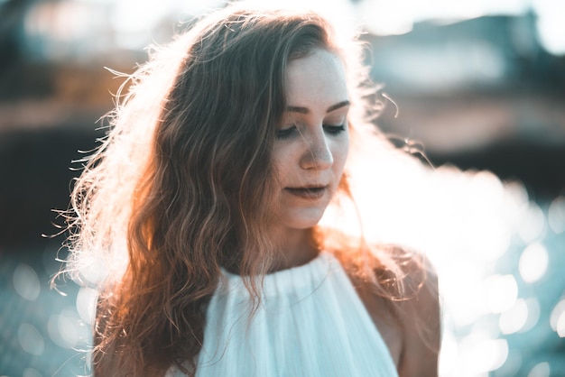 Close-up van een jonge vrouw die naar beneden kijkt