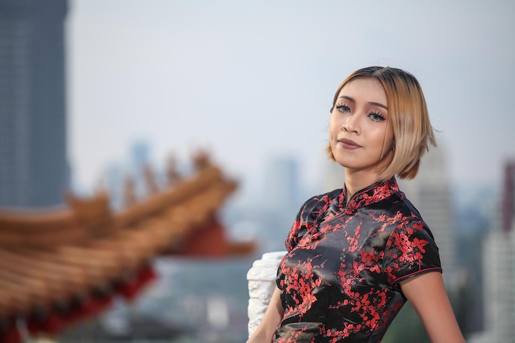 Foto close-up van een jonge vrouw die tegen de lucht staat