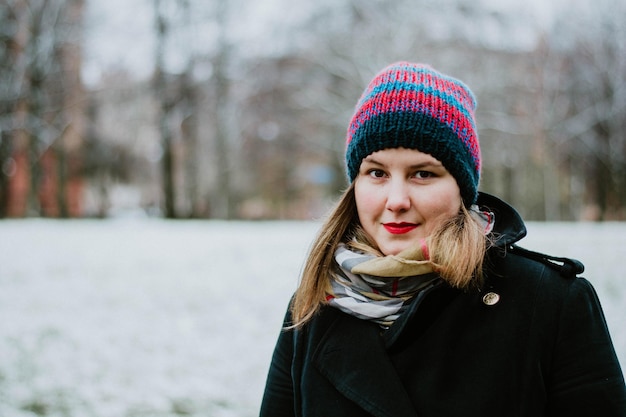 Close-up van een jonge vrouw in de winter