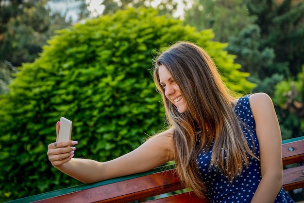 Close-up van een jonge vrouw met een smartphone.