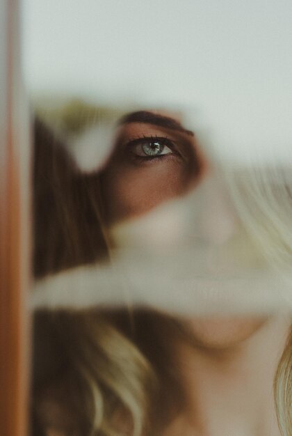 Foto close-up van een jonge vrouw