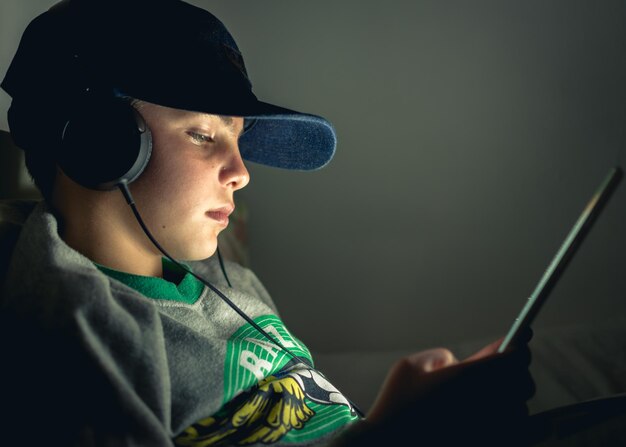 Foto close-up van een jongen die een digitale tablet gebruikt