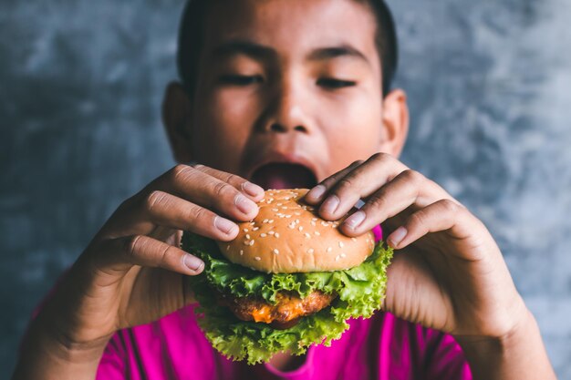 Foto close-up van een jongen die eten eet