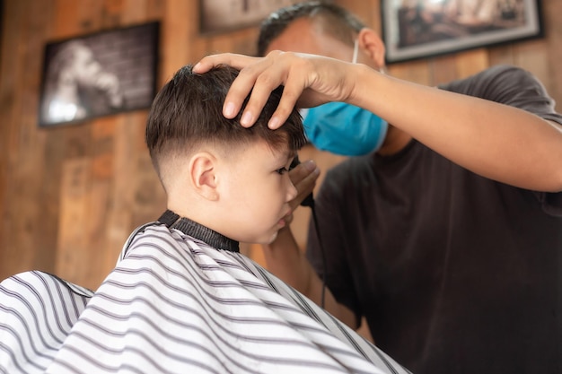 Close-up van een jongen die haar knipt.