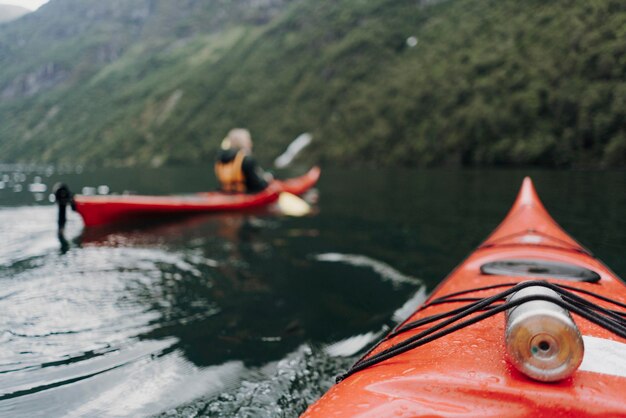 Foto close-up van een kajak in de rivier