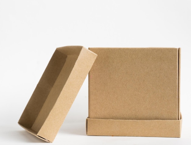 Foto close-up van een kartonnen doos op een witte achtergrond
