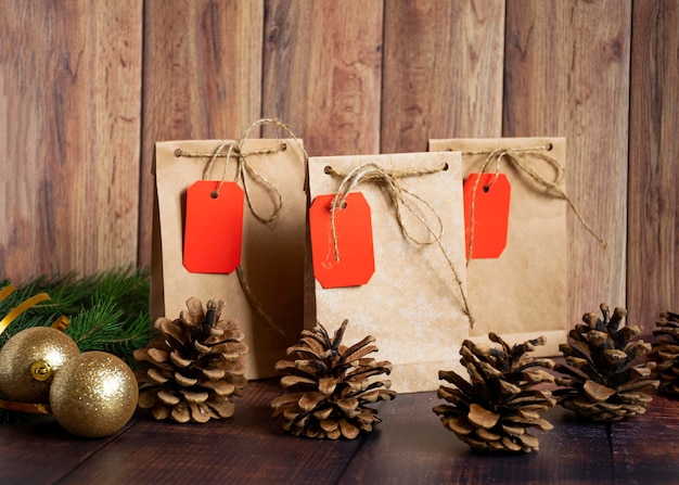 Foto close-up van een kerstcadeau op tafel tegen een houten muur