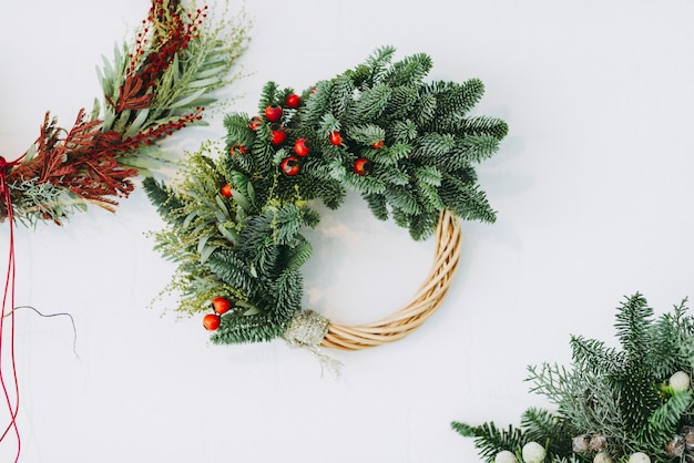 Close-up van een kerstkrans op een witte achtergrond